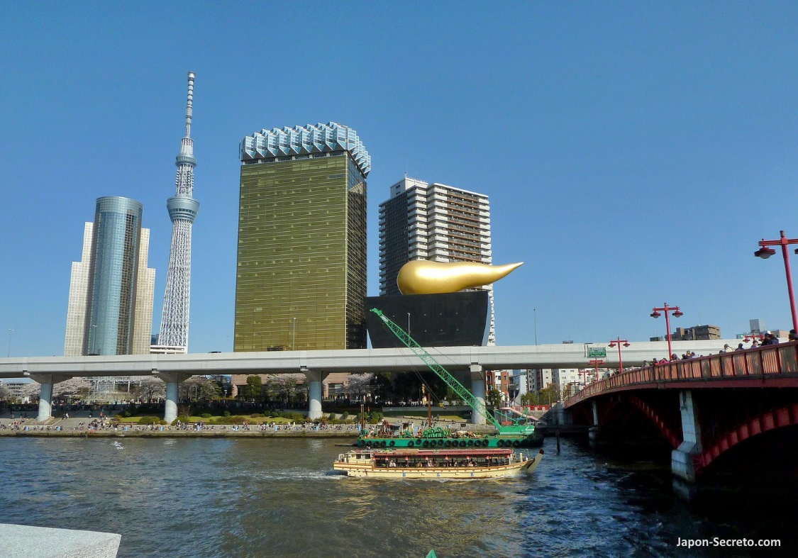 Crucero por el río Sumida desde Asakusa (Tokio). Vista de la torre Tokyo Skytree y la fábrica de cerveza Asahi