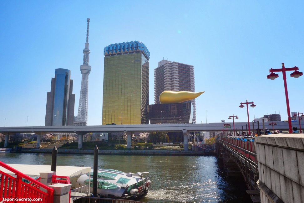 Crucero por el río Sumida desde Asakusa (Tokio). Vista de la torre Tokyo Skytree y la fábrica de cerveza Asahi