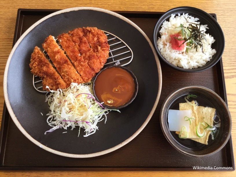Tonkatsu con acompañamiento (comida japonesa)