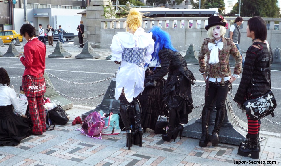 Jóvenes vestidos al estilo gótico en el puente Jingubashi de Harajuku (Shibuya, Tokio) muy cerca del parque Yoyogi
