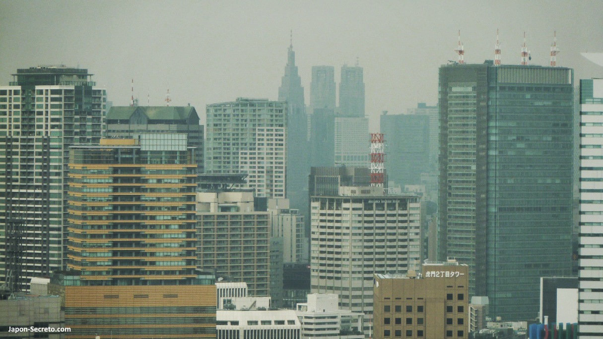 Vista del edificio del Gobierno Metropolitano de Tokio desde el Park Hotel Tokyo