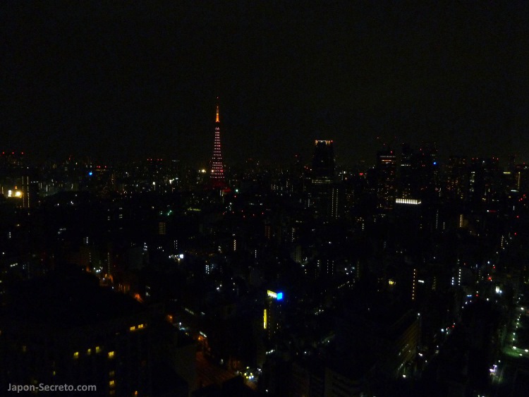 Torre de Tokio. Vista nocturna desde una habitación del Park Hotel Tokyo