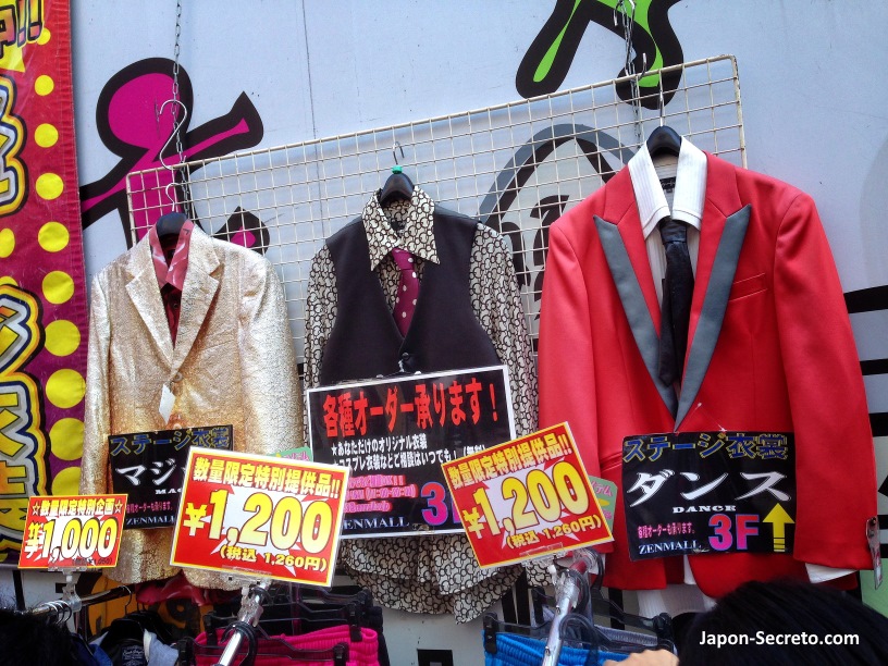 Precios bajos y ropa extravagante en la calle Takeshita del distrito de Harajuku (Shibuya, Tokio)