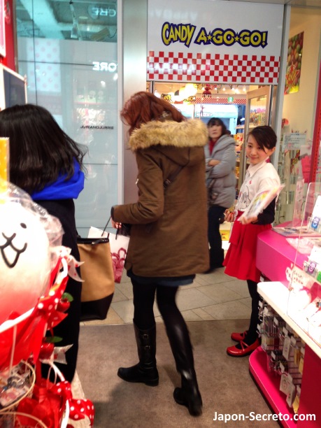 Dentro de la tienda Candy a Go Go. Calle Takeshita del distrito de Harajuku (Shibuya, Tokio)