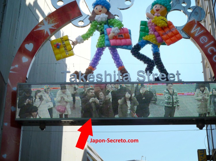 Pantalla del arco de entrada a la calle Takeshita