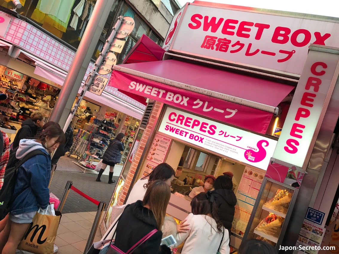 Los famosos crepes de la calle Takeshita (Shibuya, Tokio). Expositores con comida de plástico (sanpuru)