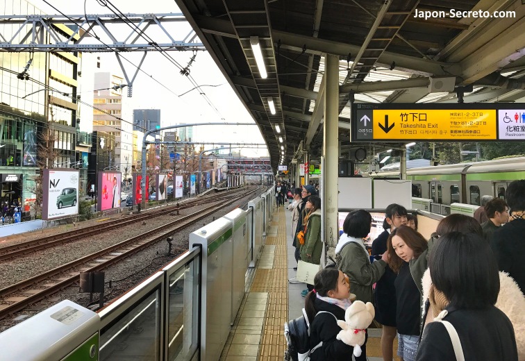 Esperando al tren de la línea Yamanote en el andén de la estación de Harajuku (Shibuya, Tokio)