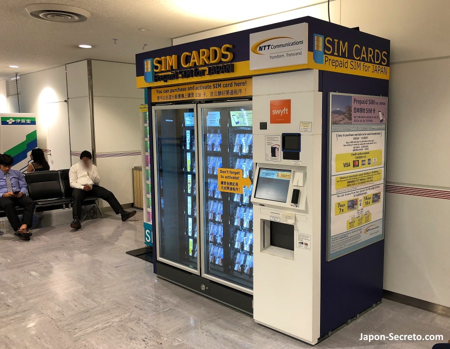 Máquina expendedora de tarjetas SIM para teléfonos móviles en el aeropuerto de Narita (Tokio)