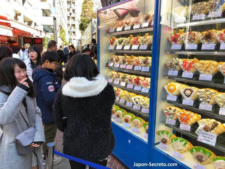 Los famosos crepes de la calle Takeshita (Shibuya, Tokio). Expositor con comida de plástico (sanpuru)