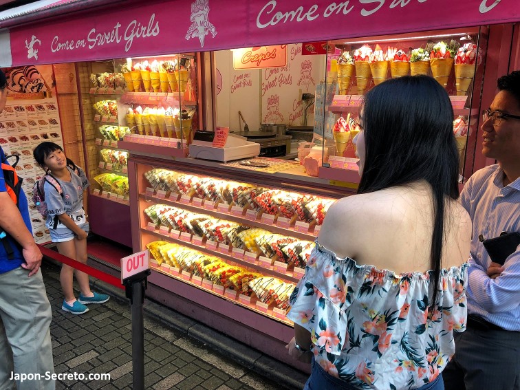 Los famosos crepes de la calle Takeshita (Shibuya, Tokio). Expositor con comida de plástico (sanpuru)