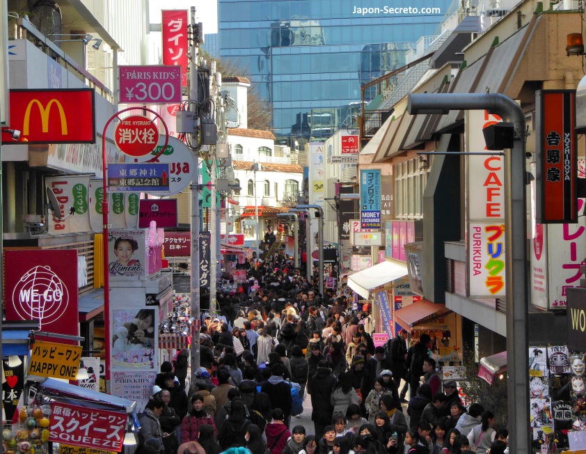 Mucha gente en la calle Takeshita del distrito de Harajuku (Shibuya, Tokio)