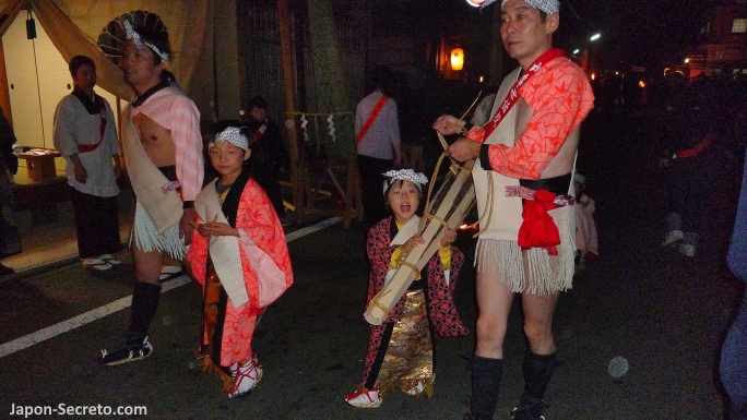 Niños participando en el Festival del Fuego de Kurama (Kurama No Hi Matsuri). Kioto. 22 de octubre de 2009