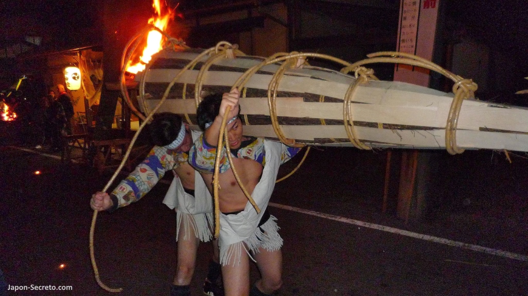Portando una gran antorcha en el Festival del Fuego de Kurama (Kurama No Hi Matsuri). Kioto. 22 de octubre de 2009