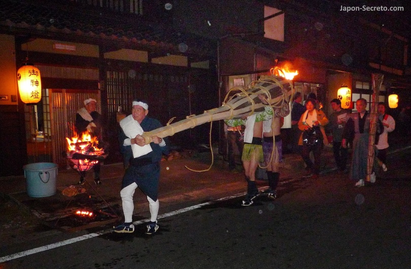 Portando una gran antorcha en el Festival el 22 de octubre de 2009