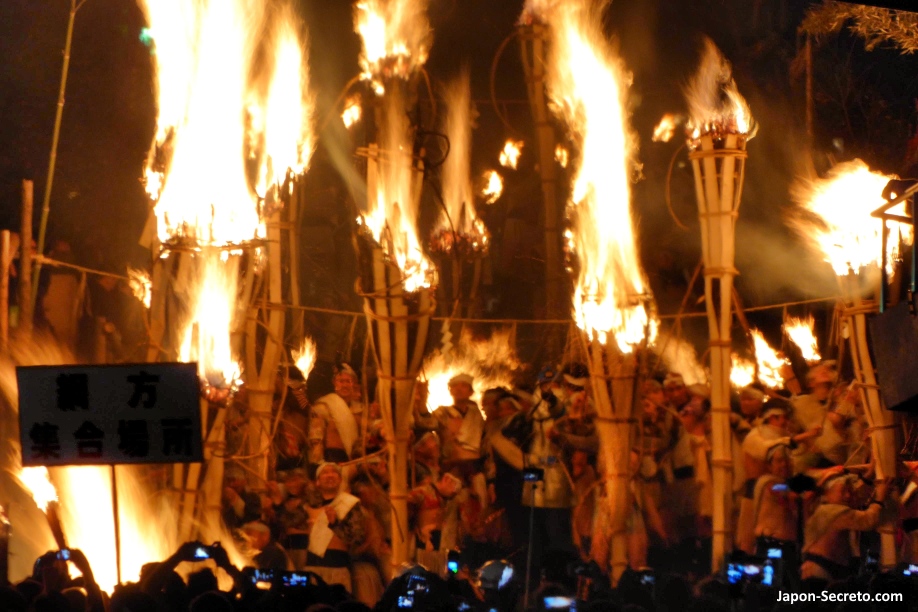 Celebración final en el santuario Yuki durante el Festival del Fuego de Kurama (Kurama No Hi Matsuri)