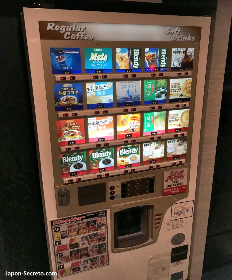 Máquina expendedora (jidohanbaiki) en un manga kissa (internet cafe) de Osaka