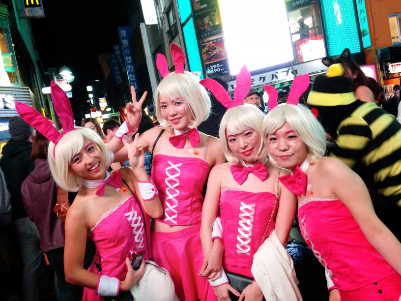 Chicas sexys en la celebración de Halloween en Shibuya en 2015