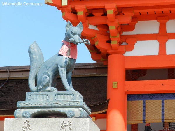 Kitsune a la entrada del santuario Fushimi Inari Taisha (KIoto)