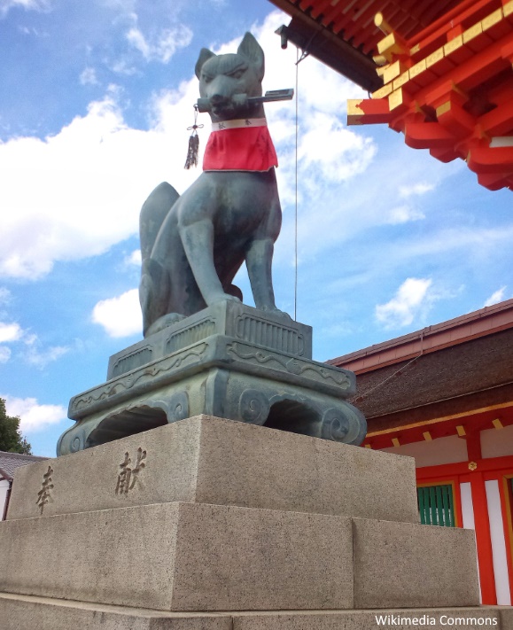 Kitsune a la entrada del santuario Fushimi Inari Taisha (KIoto)