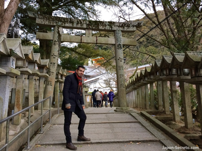 Torii del templo Chogosonshi-ji del monte Shigisan (Nara)
