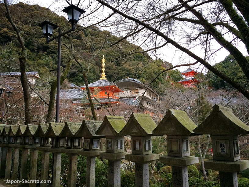 Linternas de piedra del templo Chogosonshi-ji del monte Shigisan (Nara)