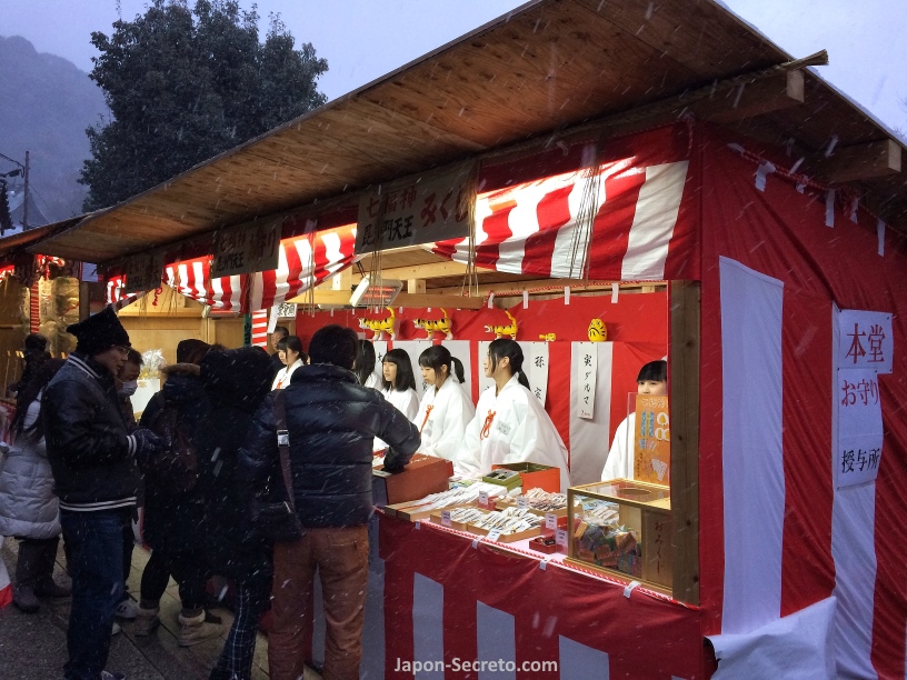 Tienda de amuletos de Año Nuevo del templo Chogosonshi-ji del monte Shigisan (Nara)