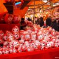 Puesto de venta de figuras Daruma en el templo Myōhōji durante el festival Bishamonten Taisai (毘沙門天大祭)