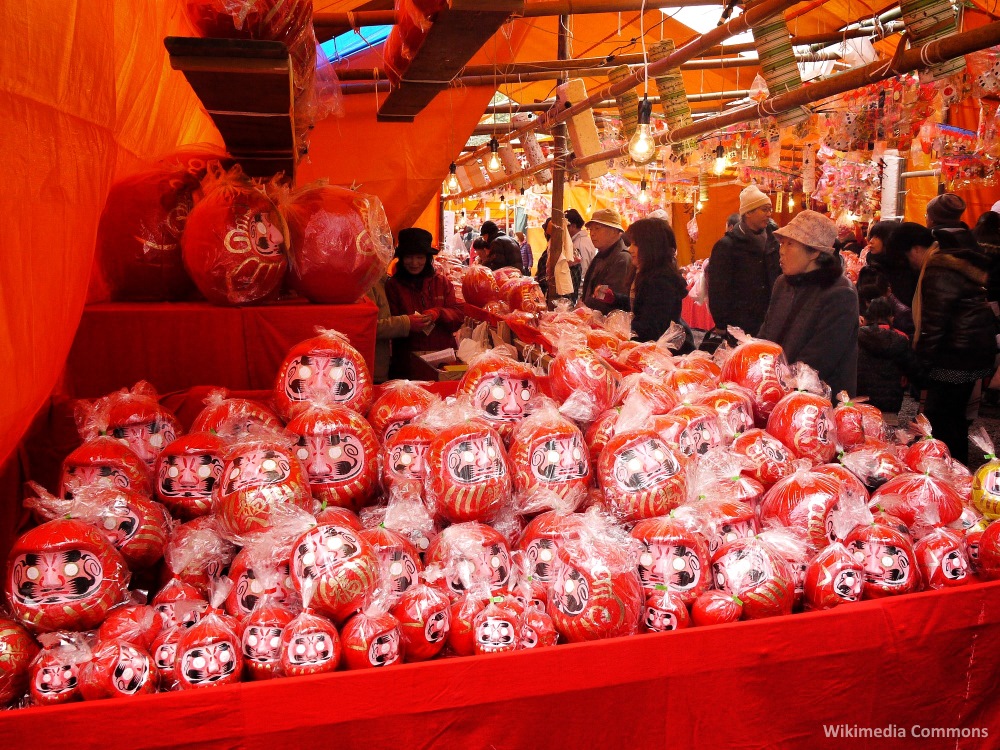 Puesto de venta de figuras Daruma en el templo Myōhōji durante el festival Bishamonten Taisai (毘沙門天大祭)