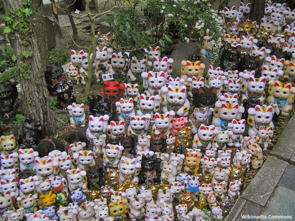 Gatos maneki neko de muchos colores en Awashima Jinja, el santuario de las muñecas de Wakayama