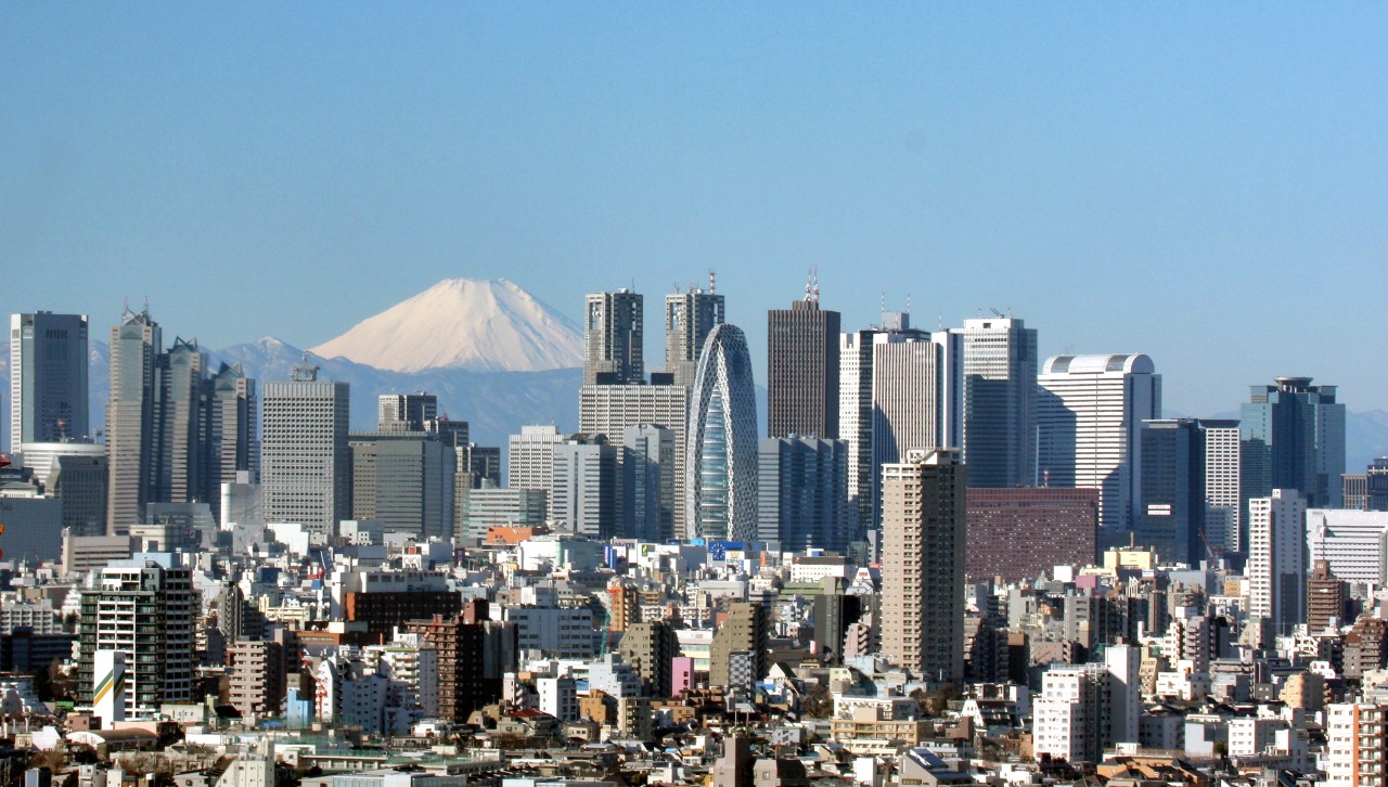 Rascacielos del distrito de Shinjuku (Tokio) y el monte Fuji al fondo. Vista desde el edificio Bunkyo Civic Center