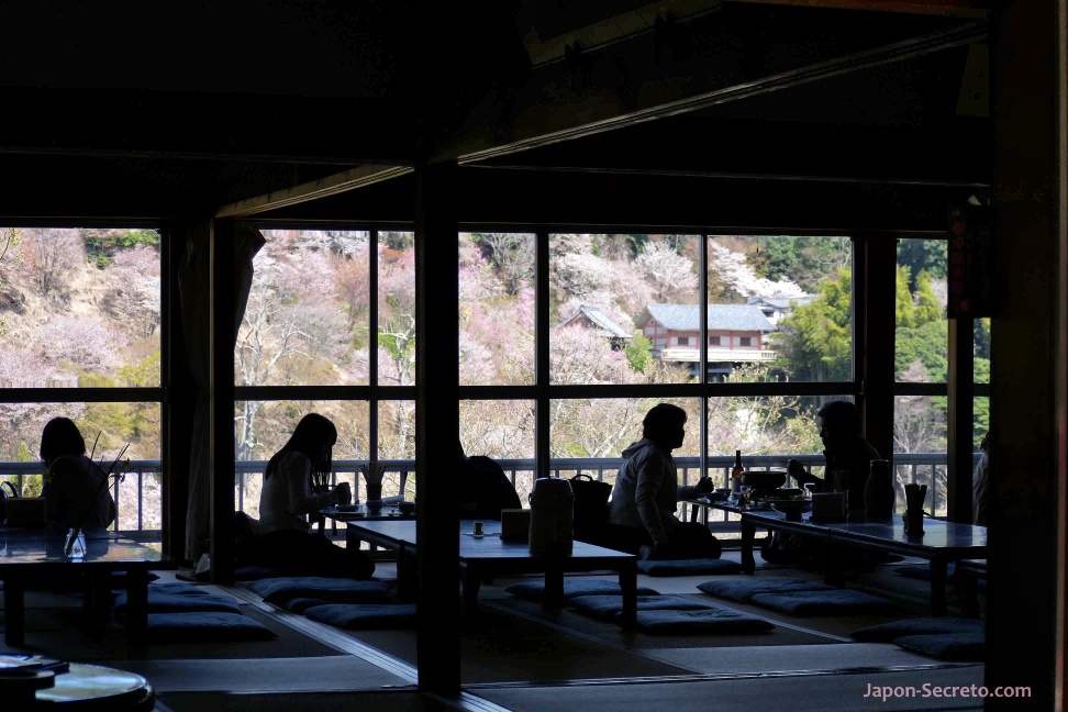 Cafetería con vistas en el Monte Yoshino o Yoshinoyama (Nara) durante el florecimiento de los cerezos