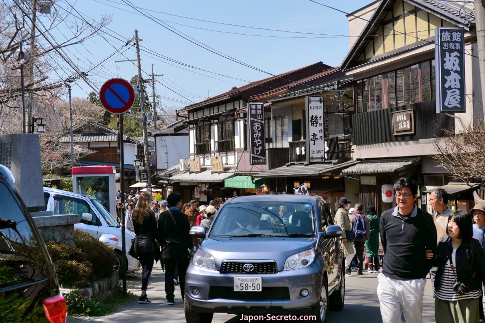 Calles abarrotadas de visitantes en el monte Yoshino o Yoshinoyama (Nara) durante el florecimiento de los cerezos