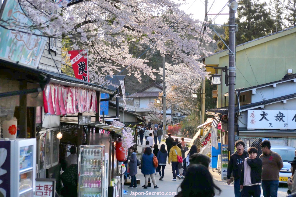 Tiendas de comida y dulces en el monte Yoshino o Yoshinoyama (Nara) durante el florecimiento de los cerezos