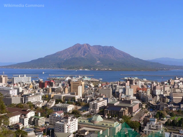 Ciudad de Kagoshima (Kyushu) e isla de Sakurajima al fondo