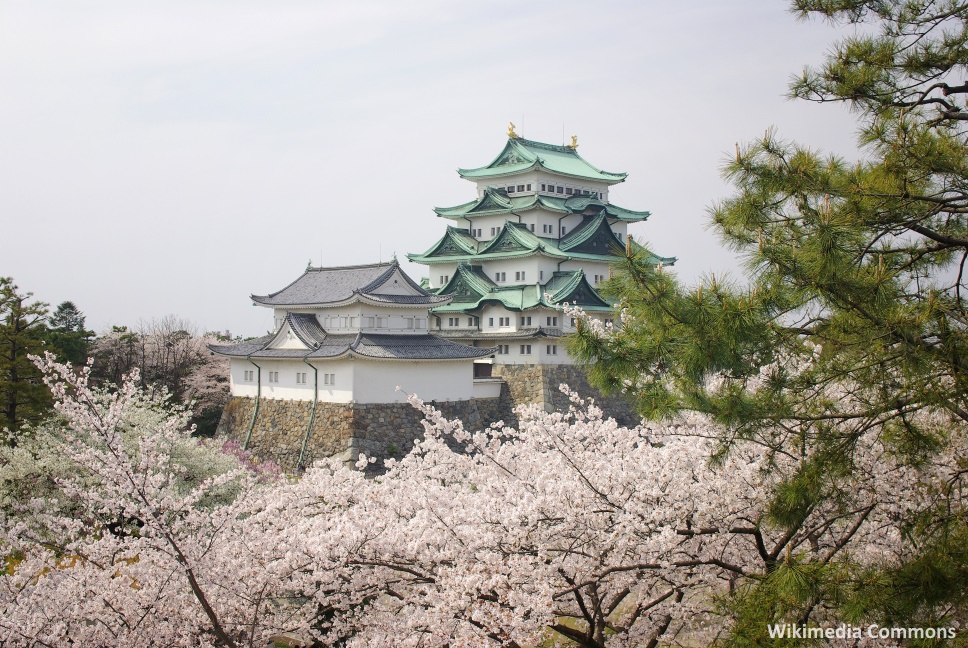 Castillo de Nagoya en la época de florecimiento del sakura