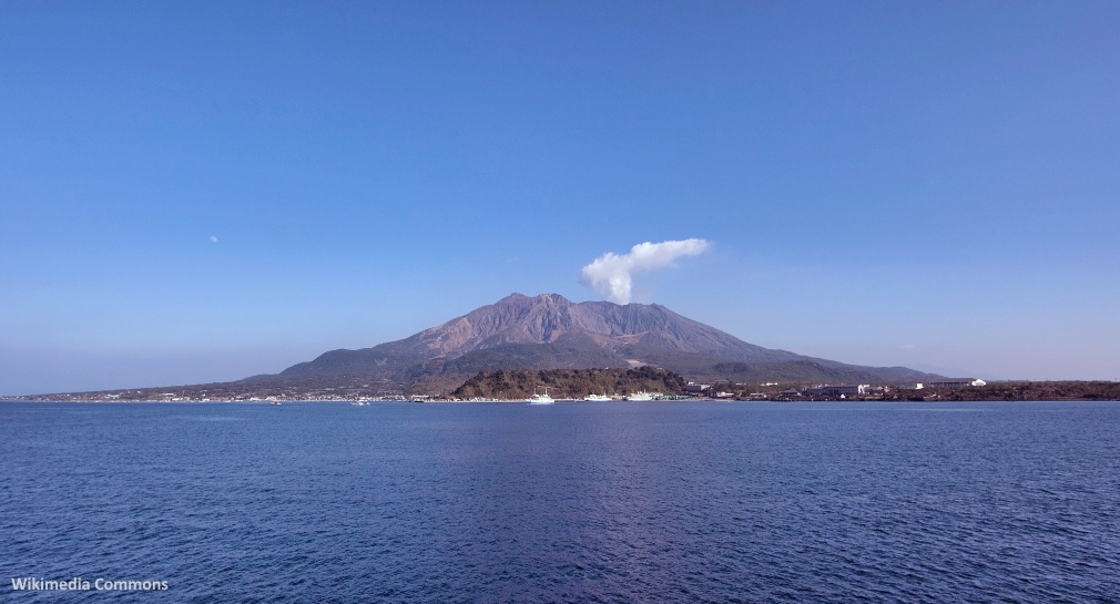 Isla Sakurajima con el volcán activo (Kyushu)