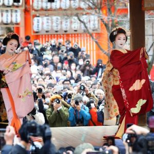 Danza de geishas durante el festival Setsubun en el santuario Yasaka Jinja de Kioto en febrero