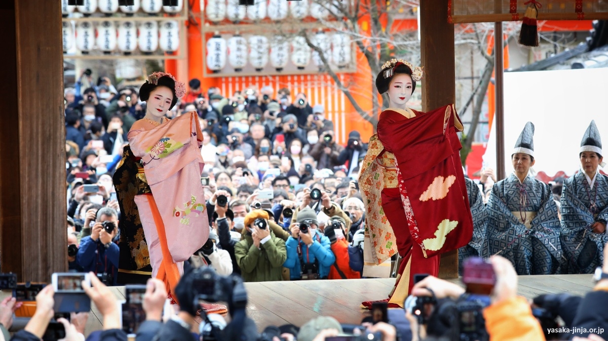 Danza de geishas durante el festival Setsubun en el santuario Yasaka Jinja de Kioto en febrero
