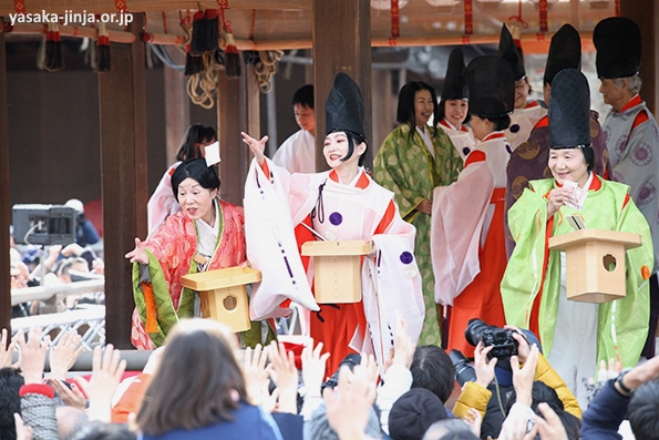 Ritual mamemaki (lanzamiento de habas de soja) durante el festival Setsubun en el santuario Yasaka Jinja de Kioto en febrero