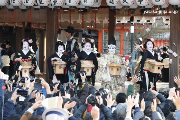 Geishas en el ritual mamemaki (lanzamiento de habas de soja) durante el festival Setsubun en el santuario Yasaka Jinja de Kioto en febrero