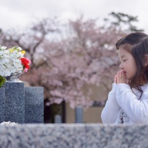 Rezando en el cementerio durante el Shunbun No Hi o fiesta del equinoccio de primavera