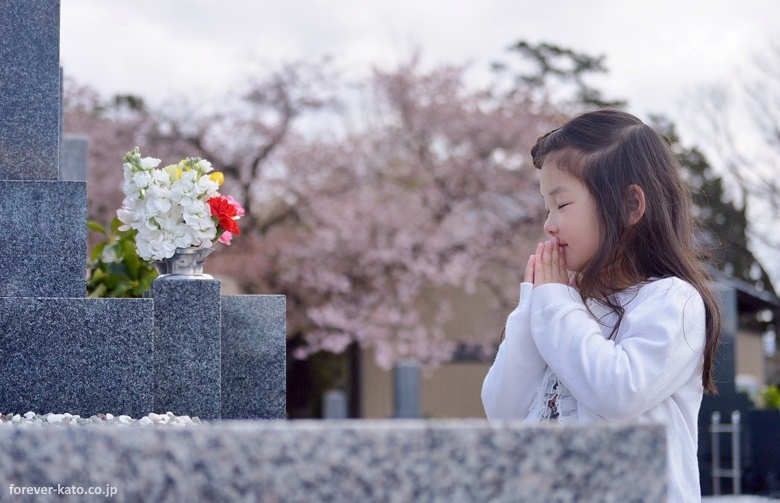 Rezando en el cementerio durante el Shunbun No Hi o fiesta del equinoccio de primavera