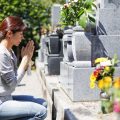 Rezando en el cementerio durante el Shunbun No Hi o fiesta del equinoccio de primavera