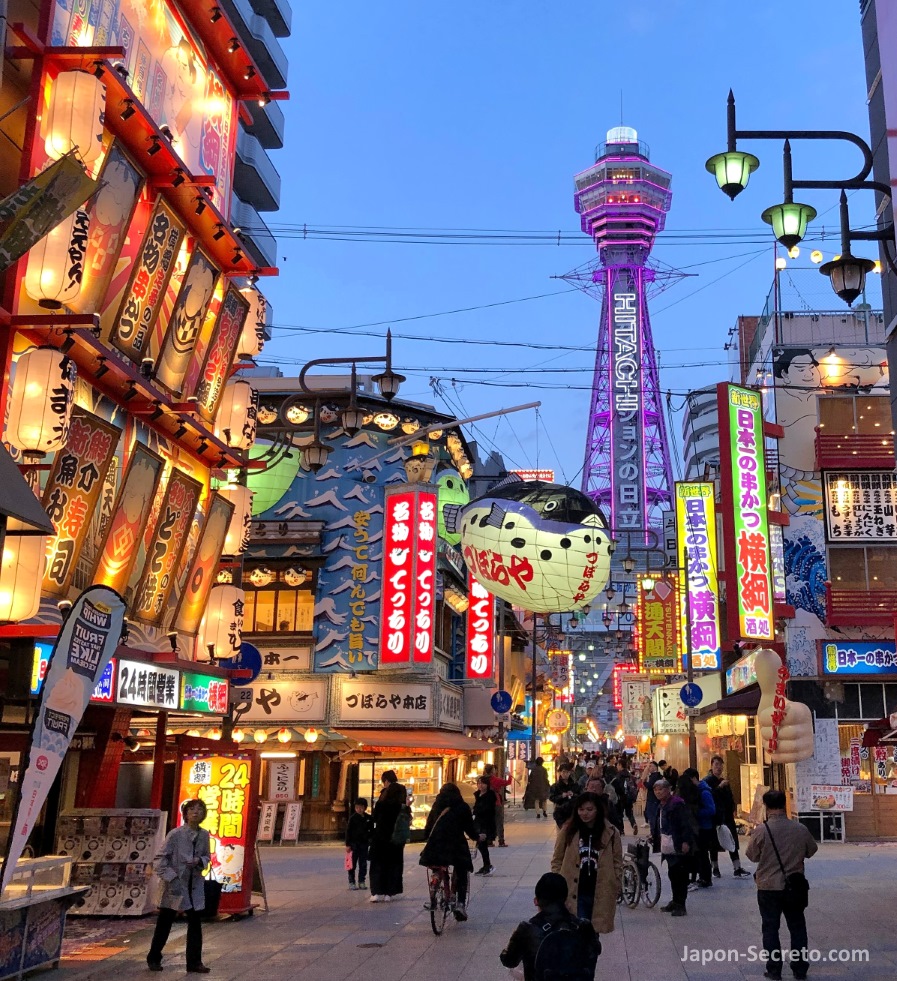 Requisitos para viajar a Japón. Barrio de Shinsekai (Osaka). Torre Tsutenkaku al fondo