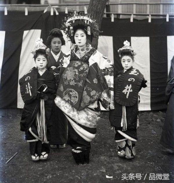 Foto antigua de oiran (prostituta japonesa) acompañada de aprendices (