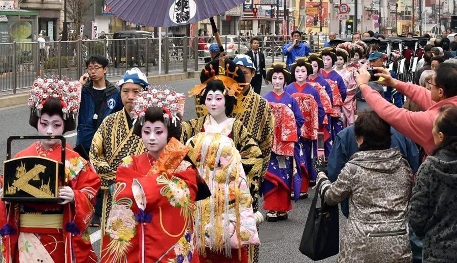 Representación de desfile de oiran (prostitutas japonesas)