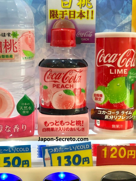 Coca Cola de melocotón (durazno) y de lima en máquina expendedora (jidohanbaiki) de Japón