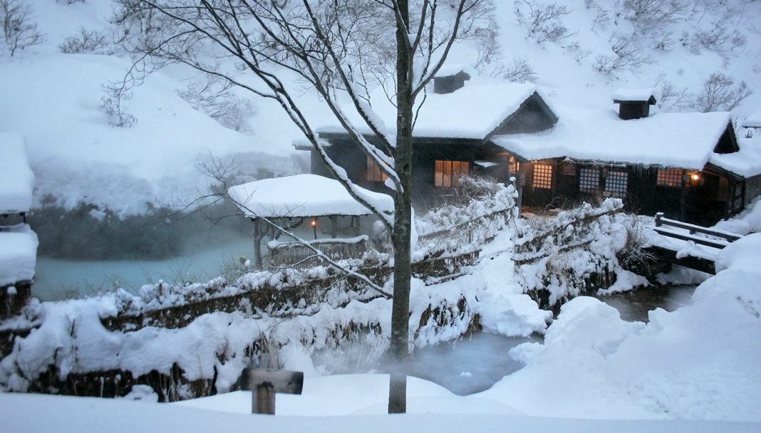 Onsen (baño termal japonés) rodeado de nieve en invierno