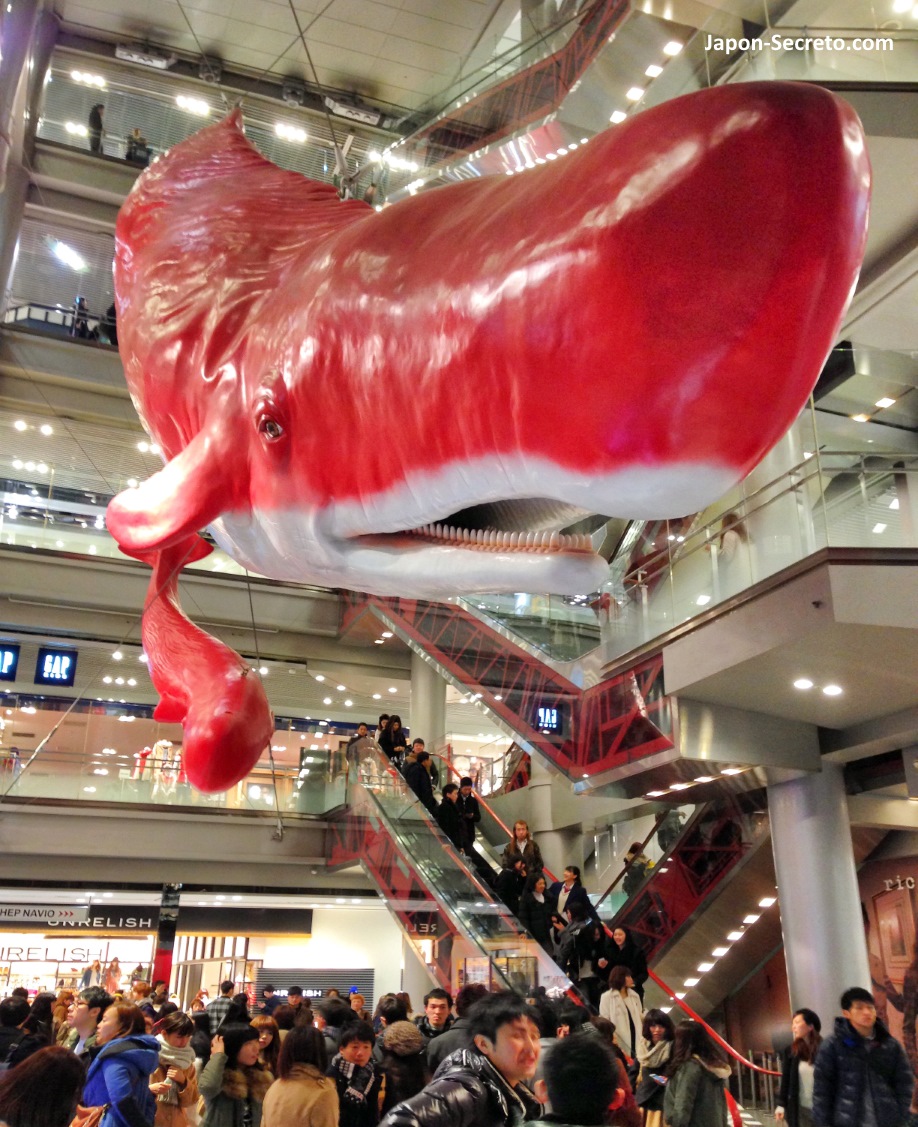Visitar Osaka en un día, dos o más: Ballena en el interior del centro comercial Hep Five de Umeda (Osaka)