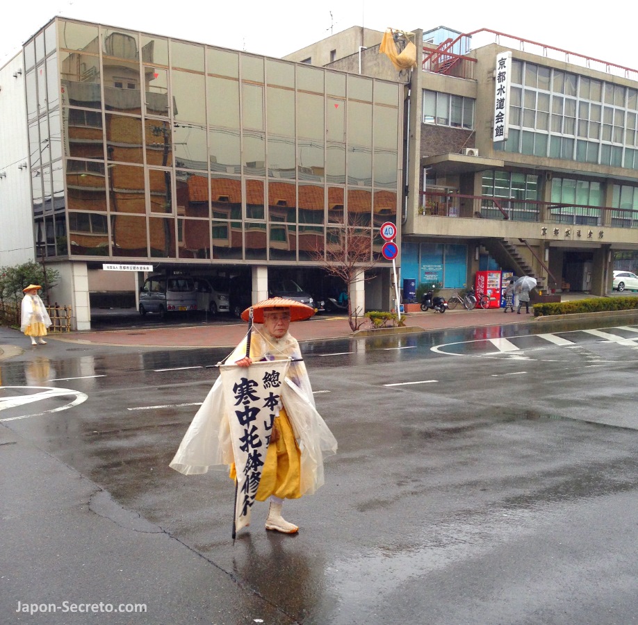 Monje yamabushi por las calles de Kioto en Año Nuevo